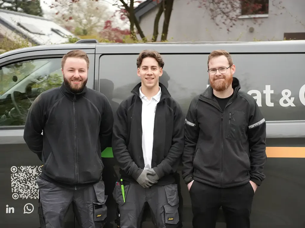 Heat & Comfort Team vor Firmenfahrzeug